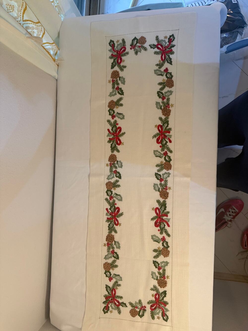 Embroidered Christmas Table Runner Pinecones Holly Red Bows 15 x 46